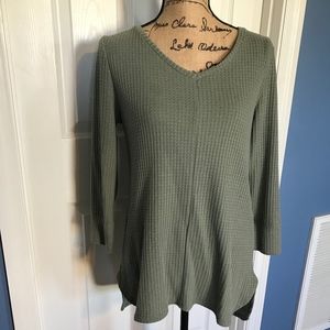 Lite green thermal top with quarter length sleeves
